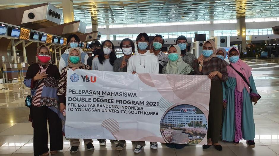 Dua Mahasiswa STIE Ekuitas Berangkat ke Korea Selatan Mengikuti Program Double Degree di YoungSan University